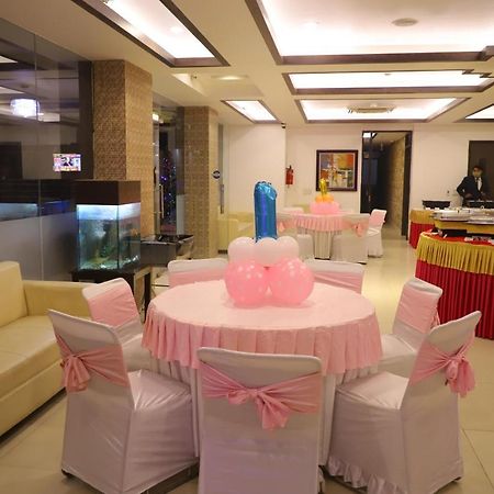 Genx Le Crescent Ghaziabad Hotel Buitenkant foto